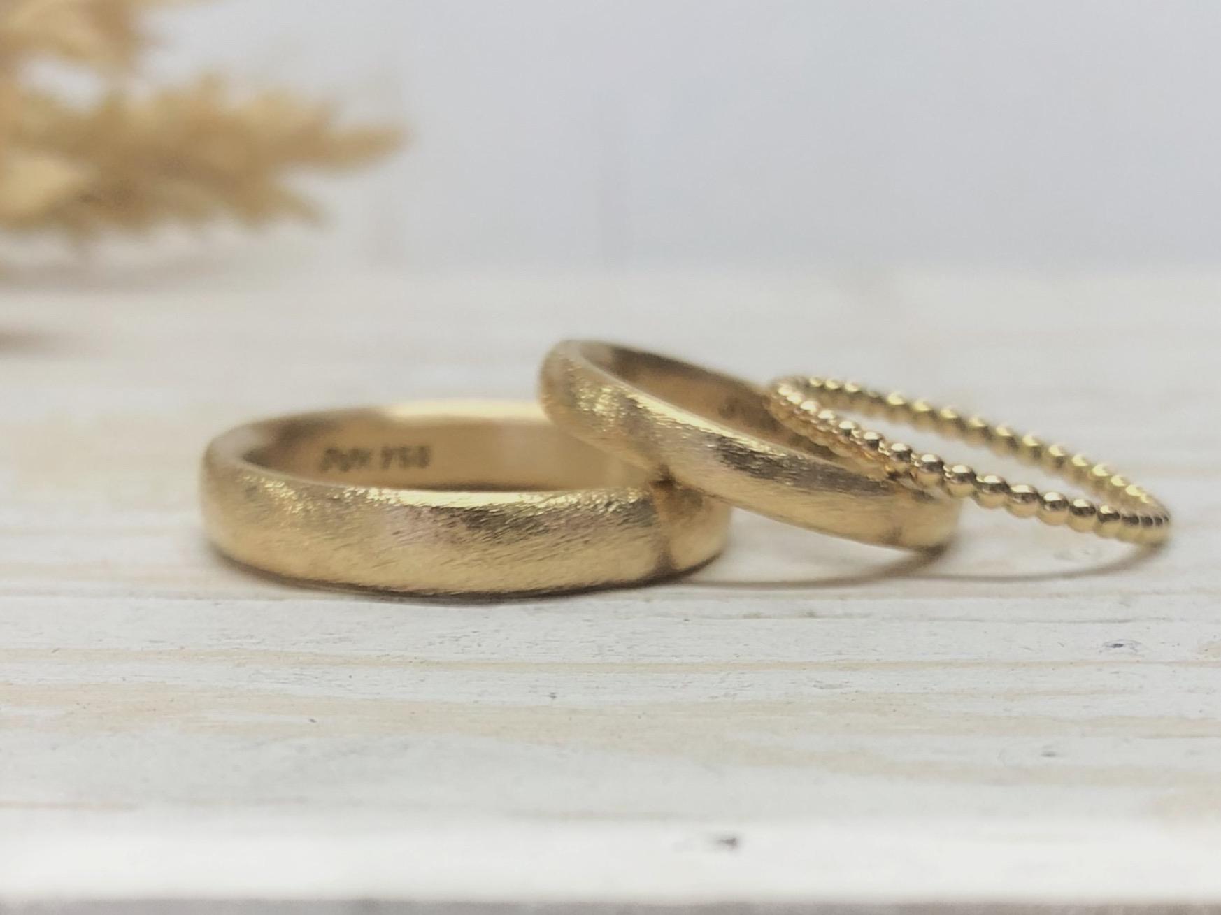 Schlichte matte Eheringe vom Goldschmied mit Kugelverlobungsring
