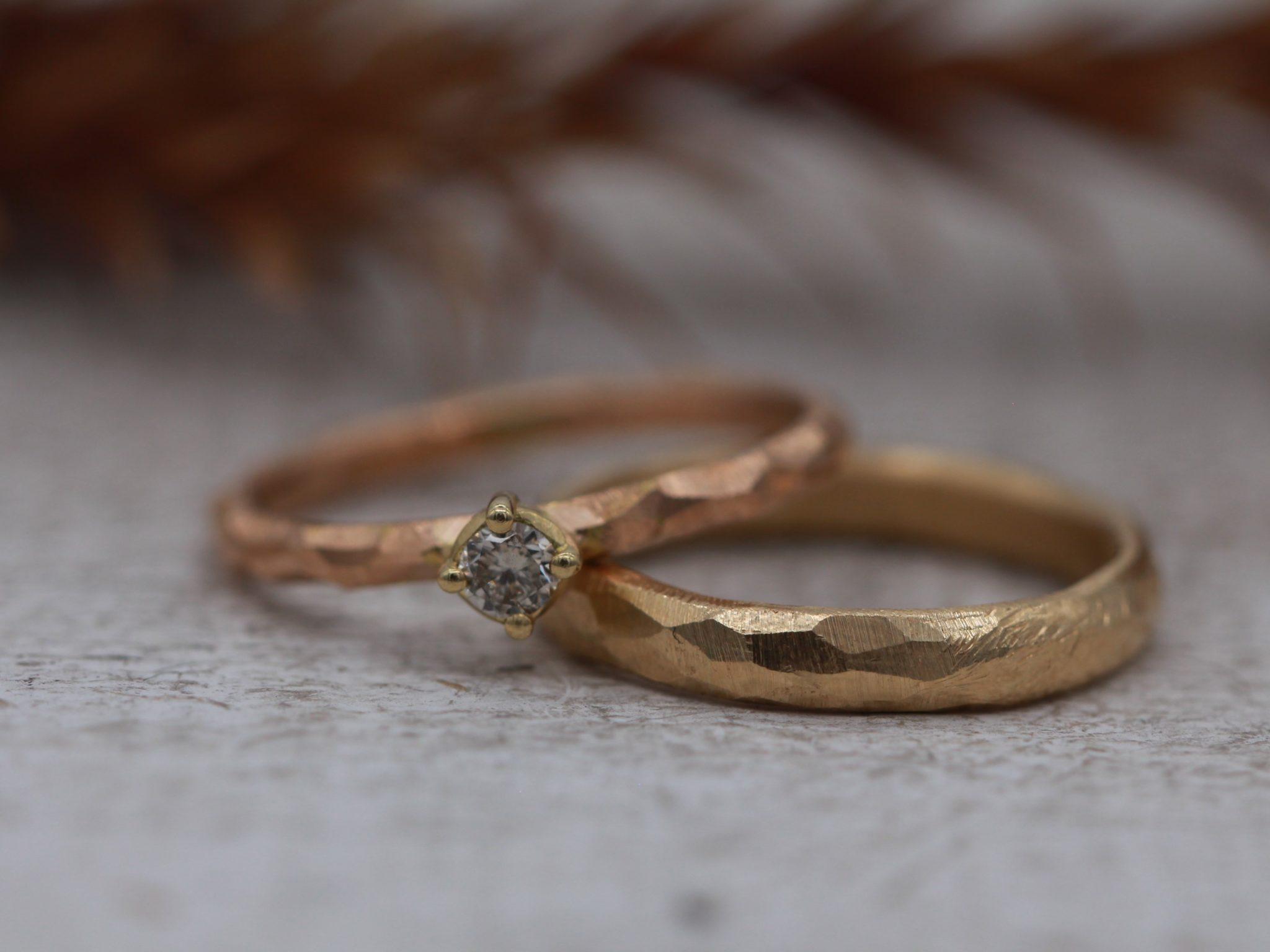 Trauringe mit Hammerschlag in Rotgold und Gold Felsmuster
