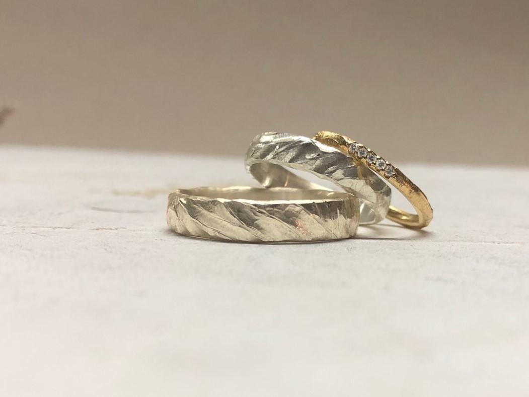 Braungoldring und Platinring mit welligem Muster namens Bucht und Vorsteckring Fasetti 1