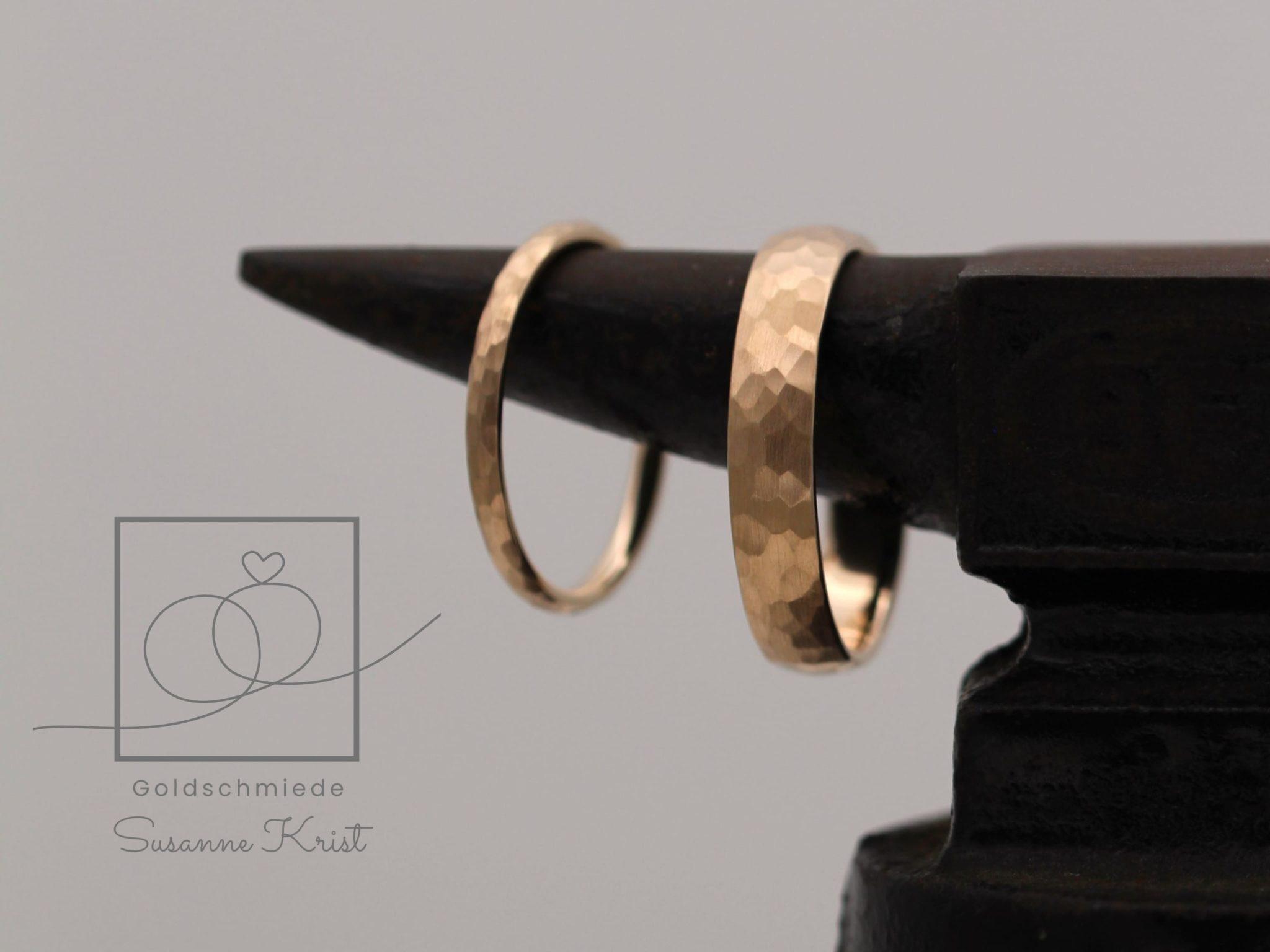 Breiter und schmaler Rotgoldring mit Hammerschlag.