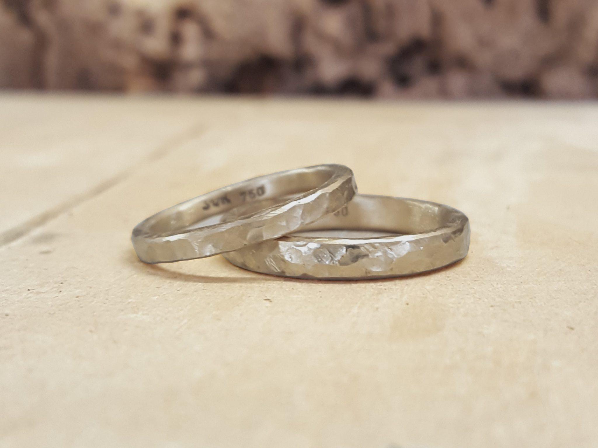 Bräunliche Eheringe aus Sandgold bzw. Hazelnutgold mit Kugelhammerschlag