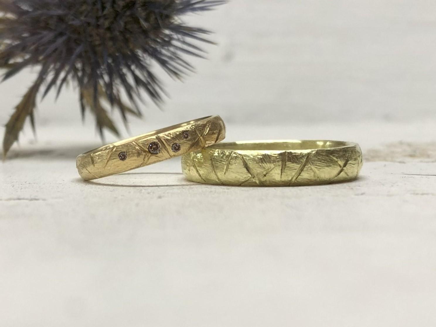750 Goldring mit braunen Brillanten und 585 Goldring Kerbholzmuster