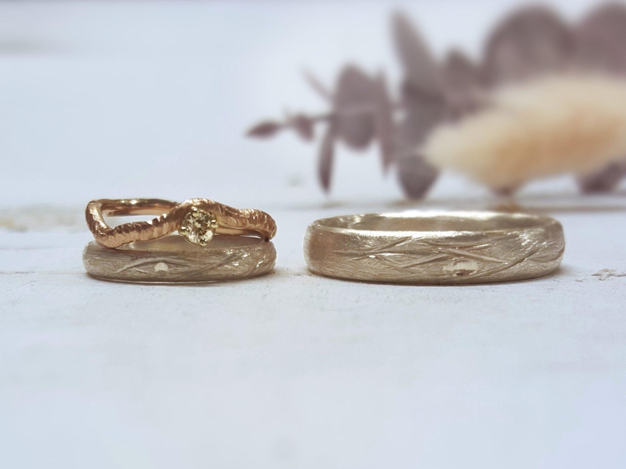 Eheringset mit floralem Muster und Verlobungsring haselnussgoldiges Sandgold mit Sanddornmuster