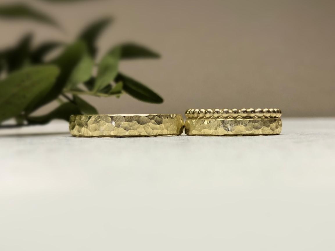 Feine Hammerschlagringe in Gold mit Grübchenstruktur und Kugelring