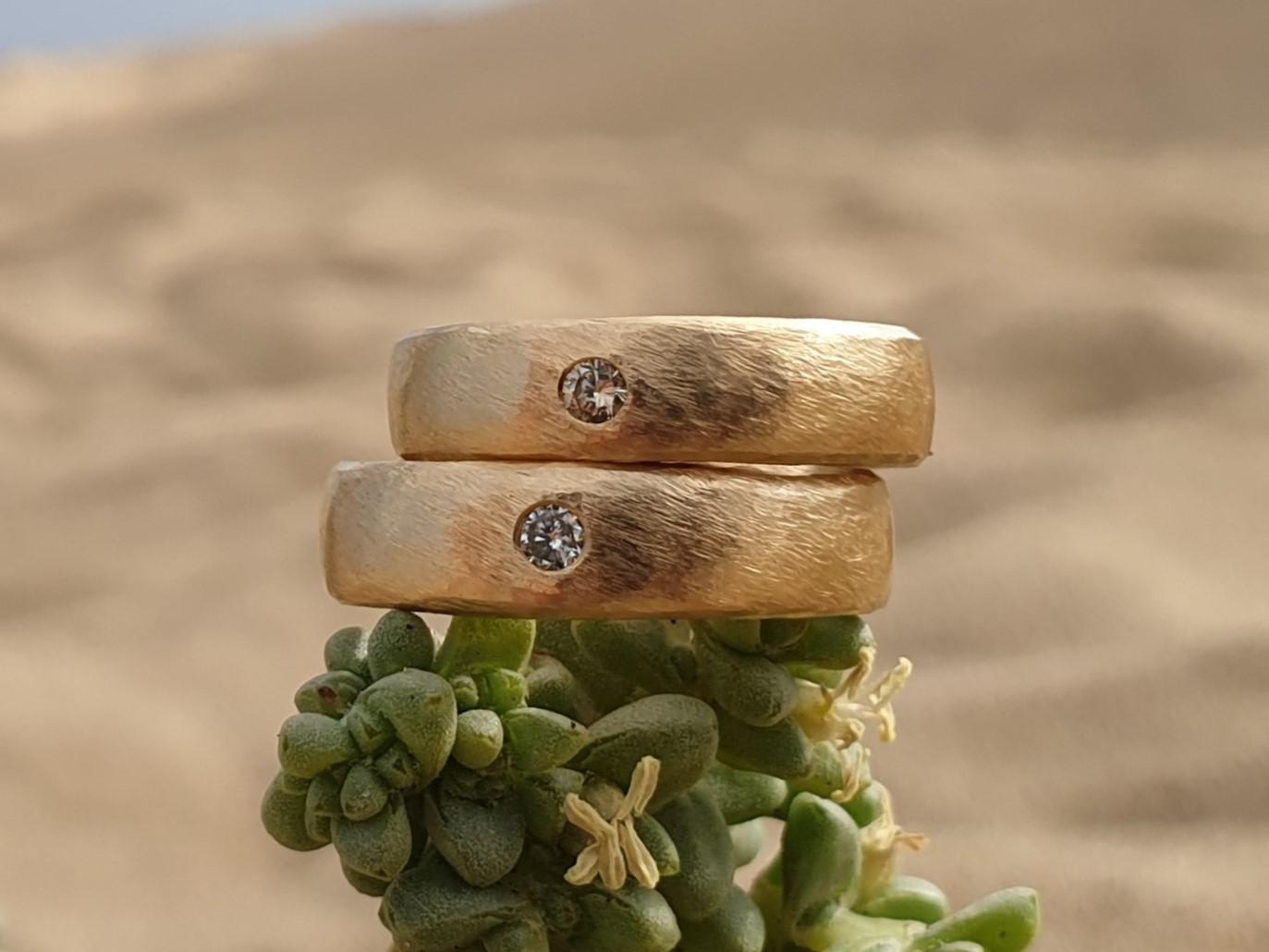 Eheringe für Gaypaar in Gold mit Diamanten und Dünemuster