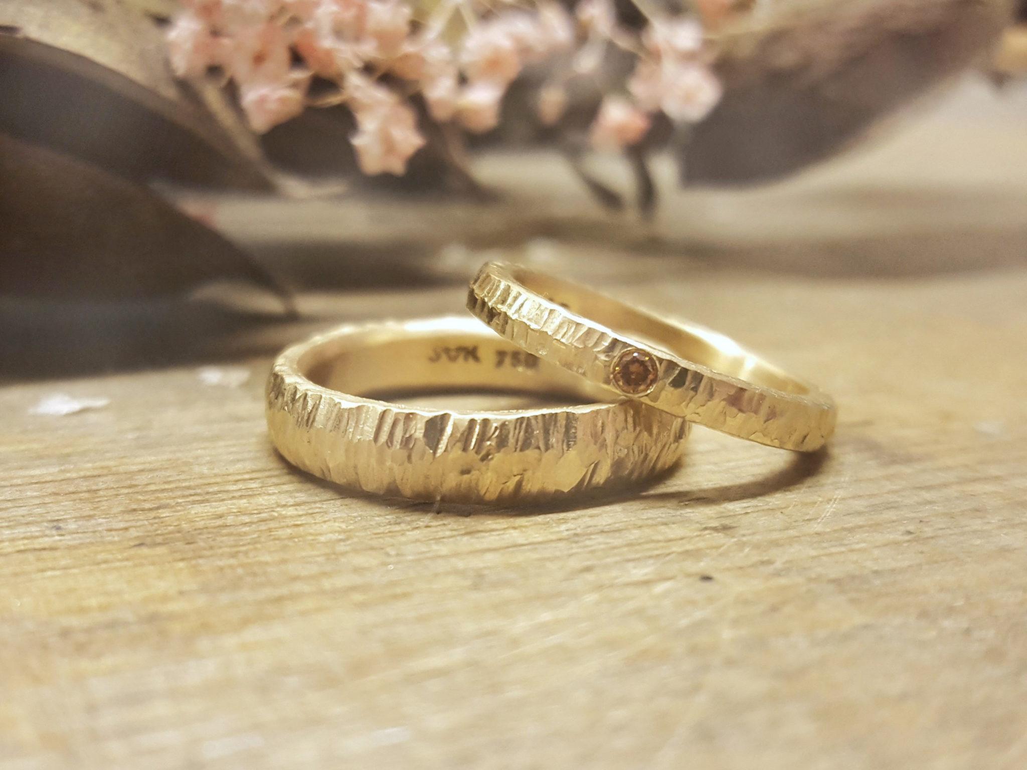 Breiter Männerring und schmaler Frauenring mit Stein in Baumrindemuster Gold