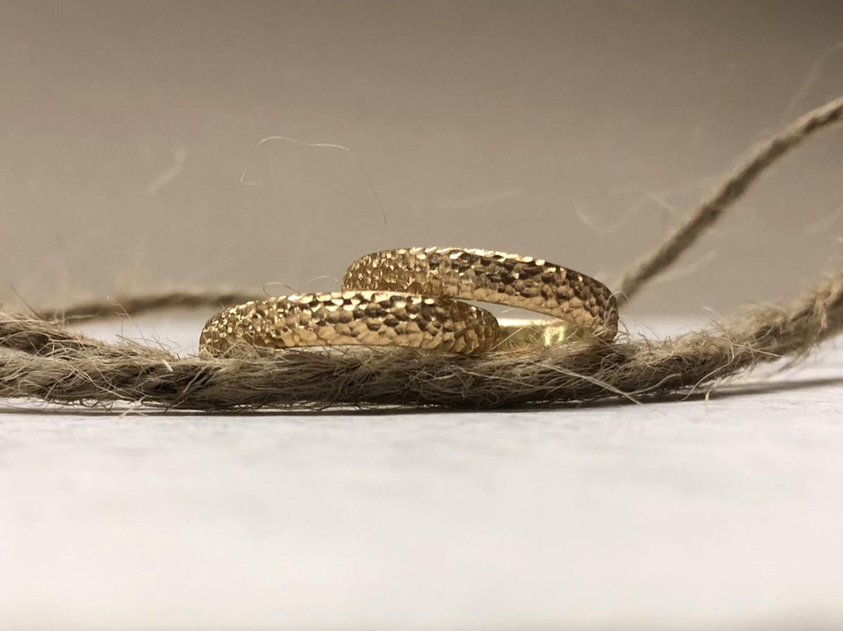 Goldringe mit kleinen Hammerschlaggrübchen namens Tüpfelmuster