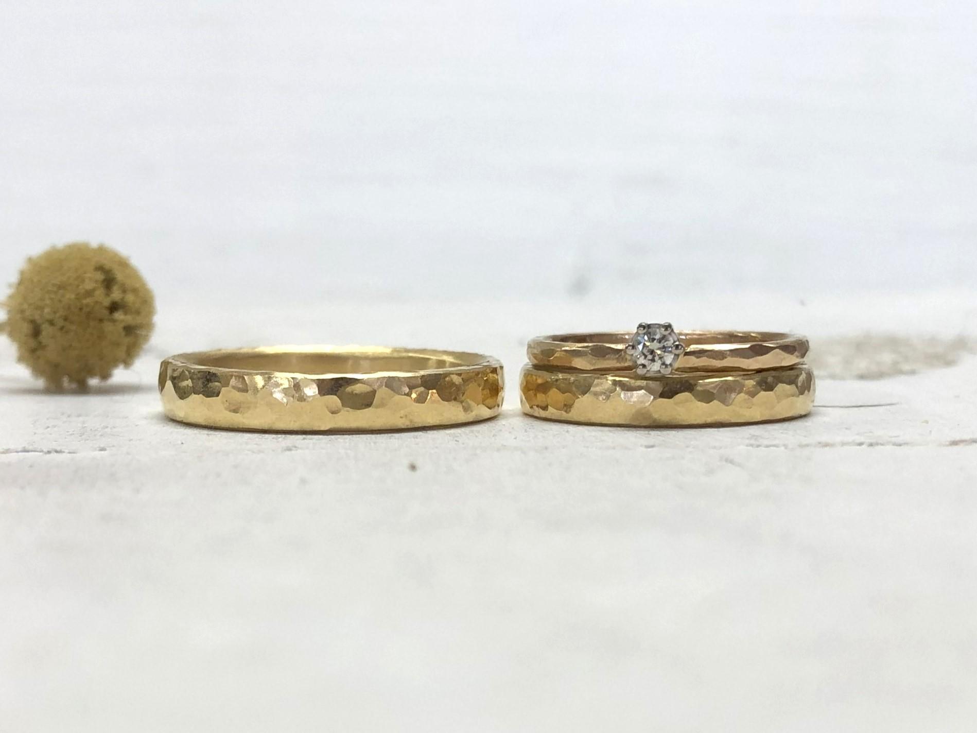 Schmale Hammerschlagringe in Gold mit Kugelhammerschlagmuster und Vorsteckring mit Stein