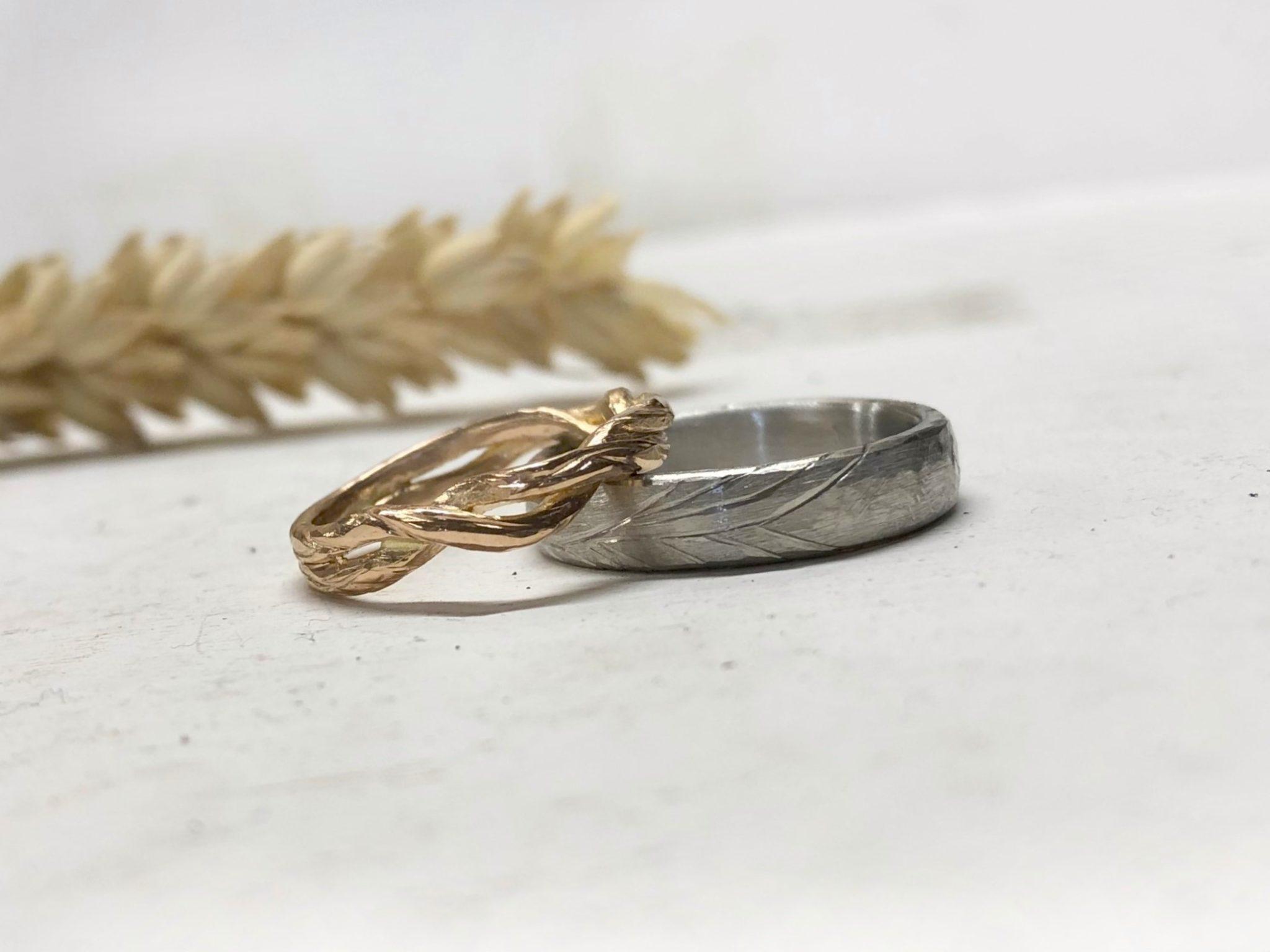 Rankenartiger Ehering aus Rotgold als Spezialanfertigung und Herrenring Platin mit Sanddorn Hammerschlag Mix
