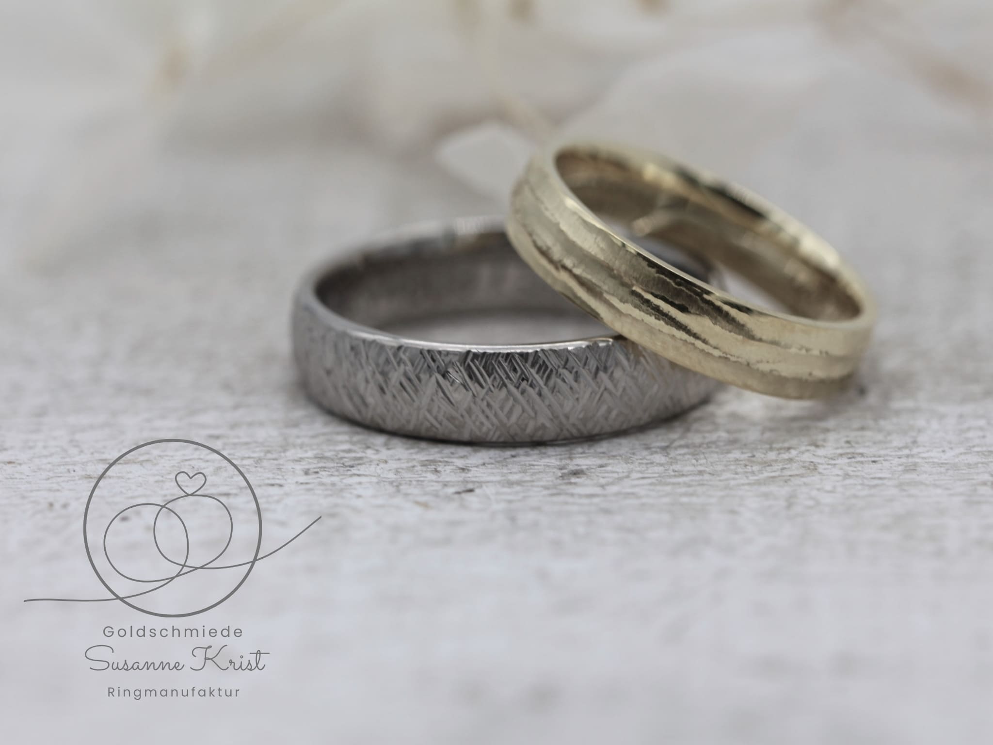 Platinring und sandbrauner Chamois Weissgoldring