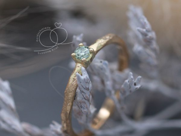 Ring mit hellgrünem Stein bzw. hellgrüner Diamant Minti