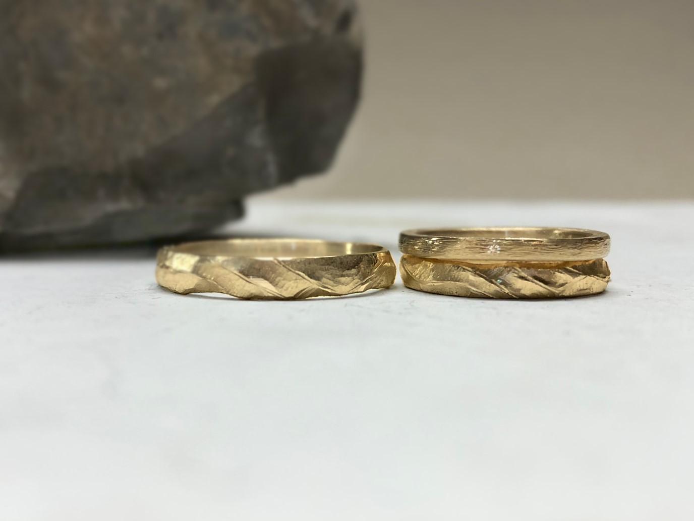 Ringe mit starker Wellenstruktur in Gold namens Bucht