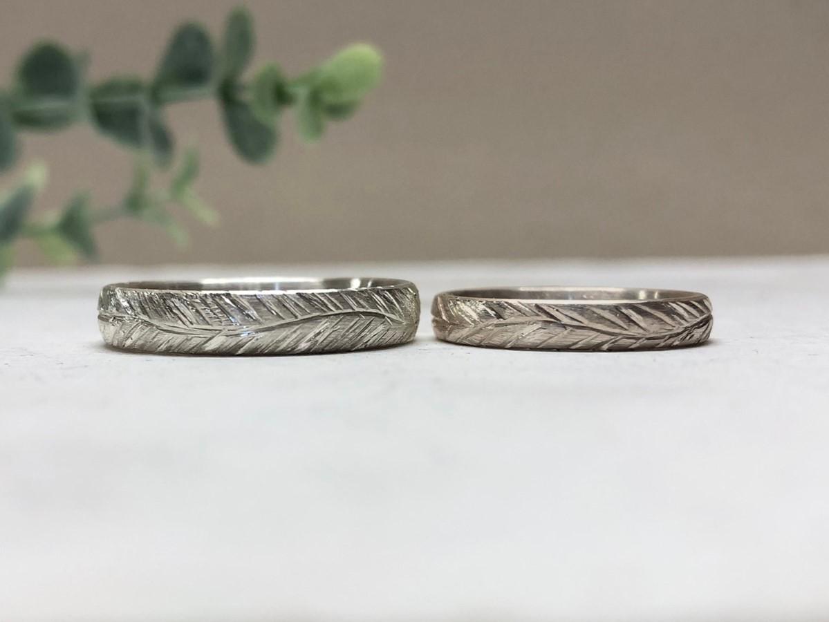 Ringe in Weissgold und Haselnussgold im Vergleich mit Federmuster namens Schwungfeder