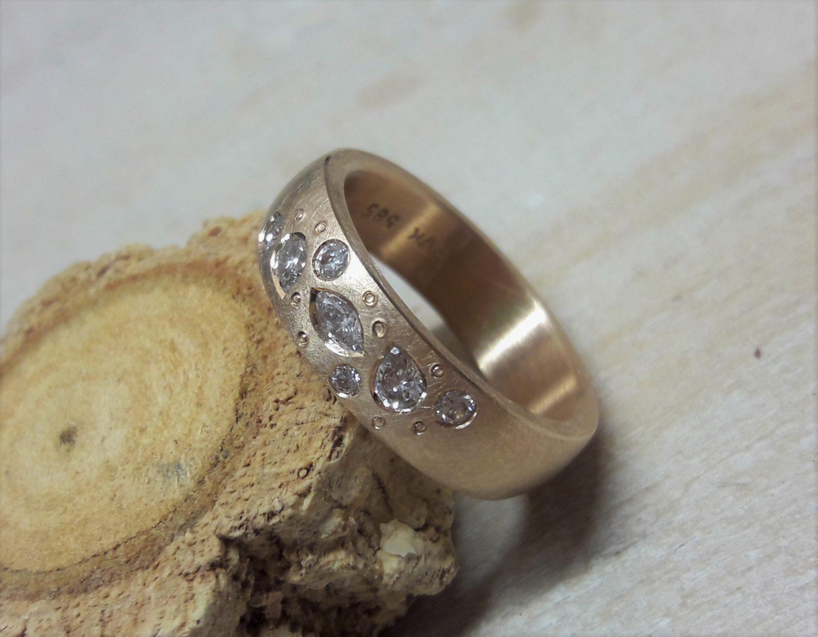 Sanft eismatter Roségoldring mit Diamanten und kleinen Zierpünktchen