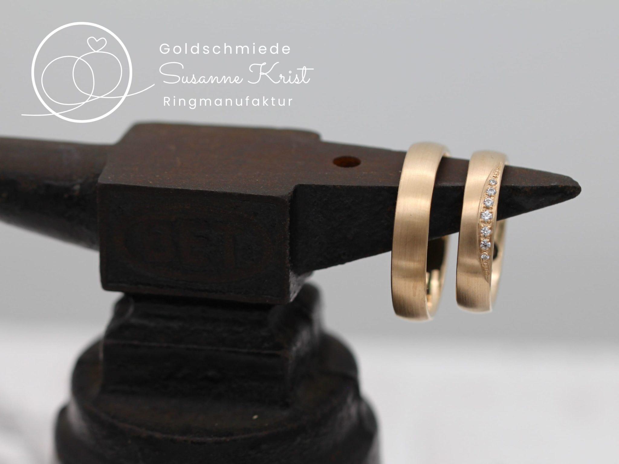 Das ist immer schön: Schlichte Trauringe mit Mattierung und Brillanten.