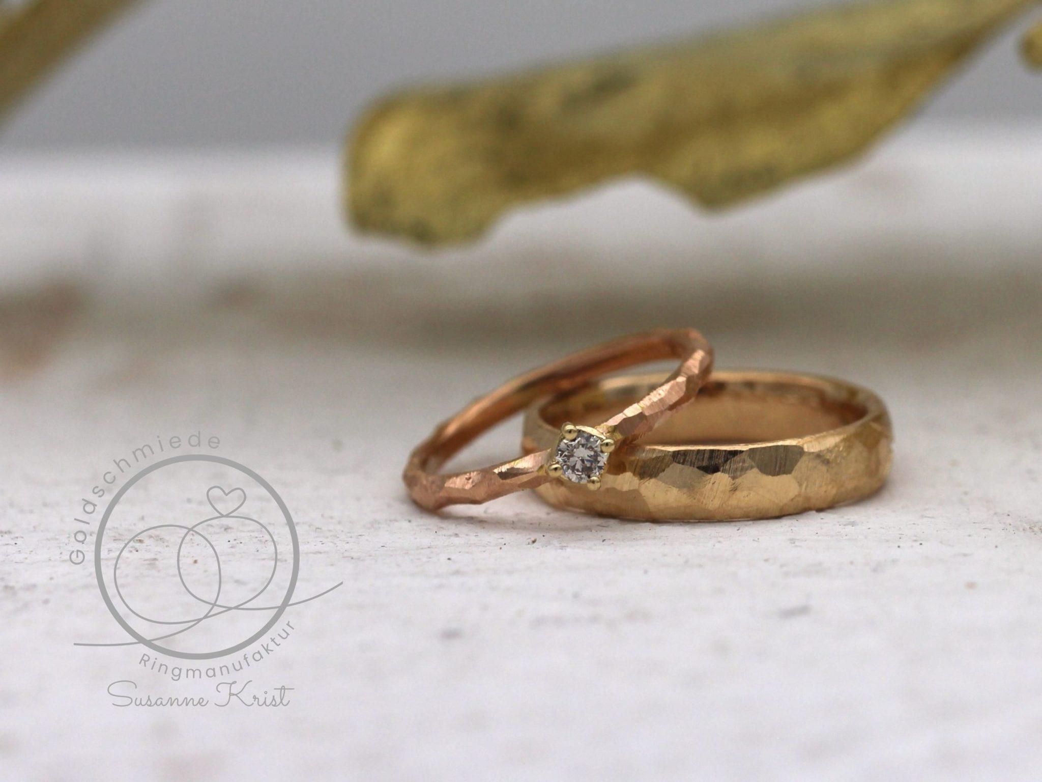 Trauringe mit Hammerschlag aus Rotgold und Gold.