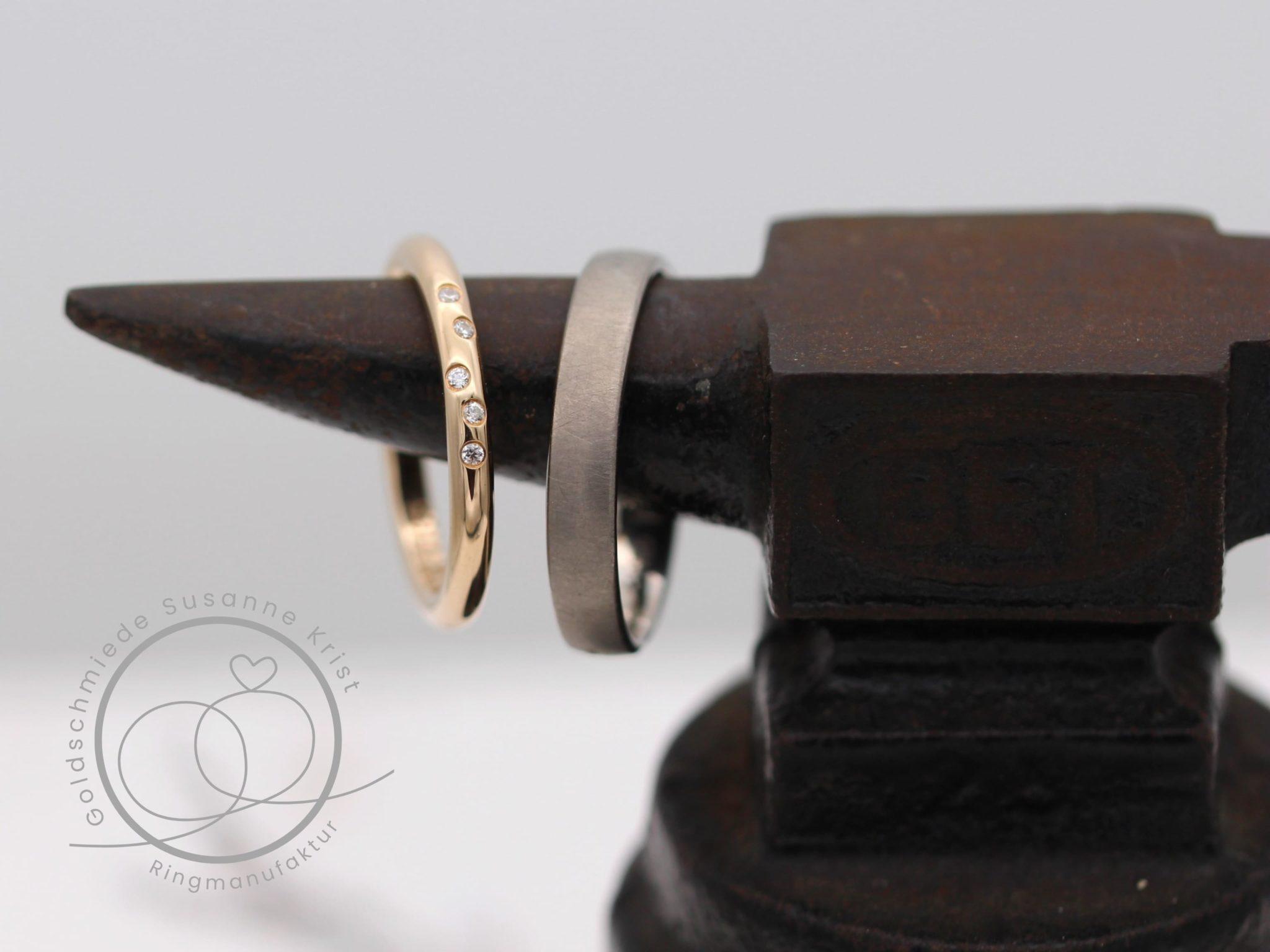 Unterschiedliche Trauringe Rosegold und Weissgold.