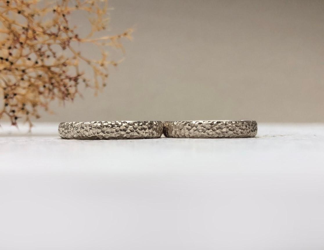 Weisse Ringe mit kleinen Punkten ohne Steine mit Tüpfelmuster geschmiedet.